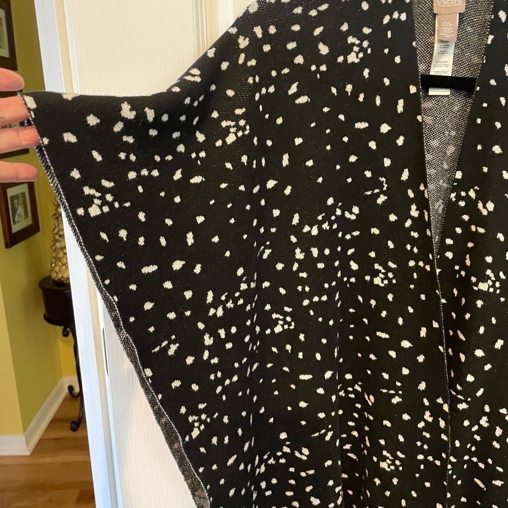 Chicos black and white sweater cape
